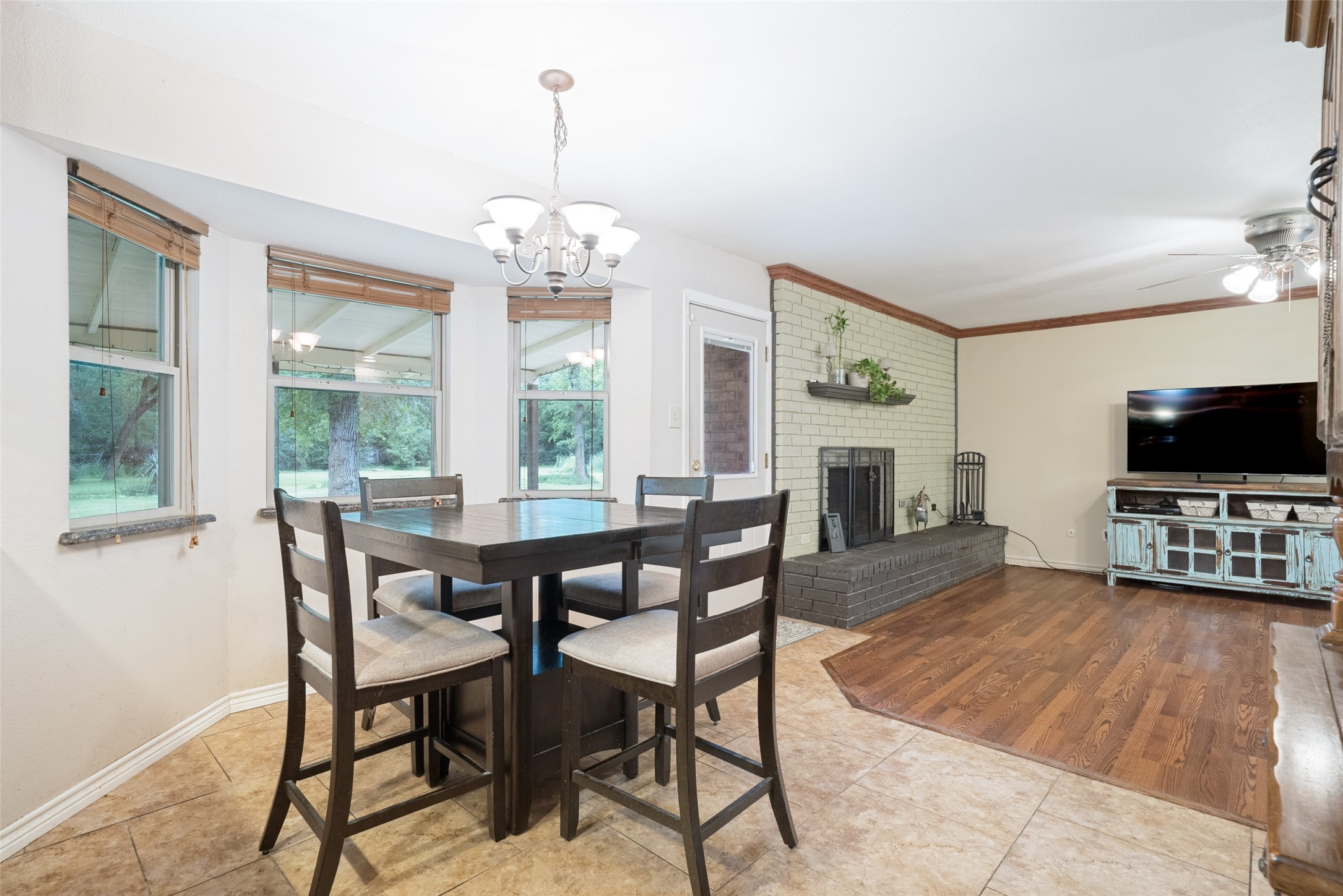 2009 Thousand Oaks Drive Burleson TX 76028