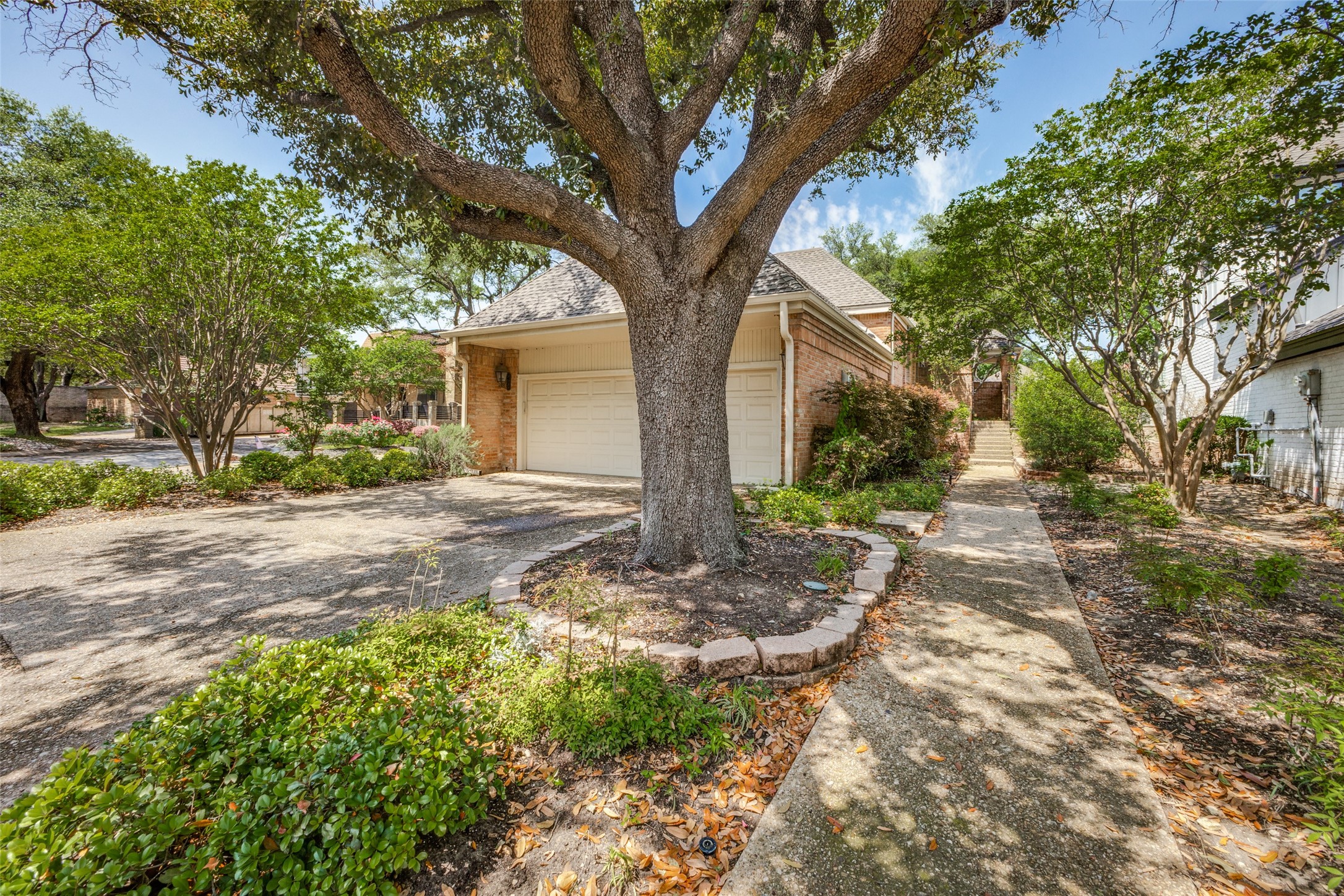 5015 Village Court Dallas TX 75248