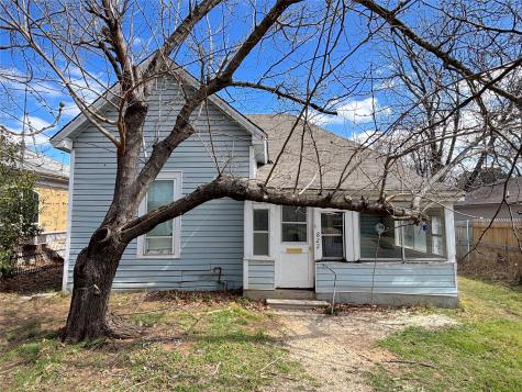 822 N Robinson Street Cleburne TX 76031