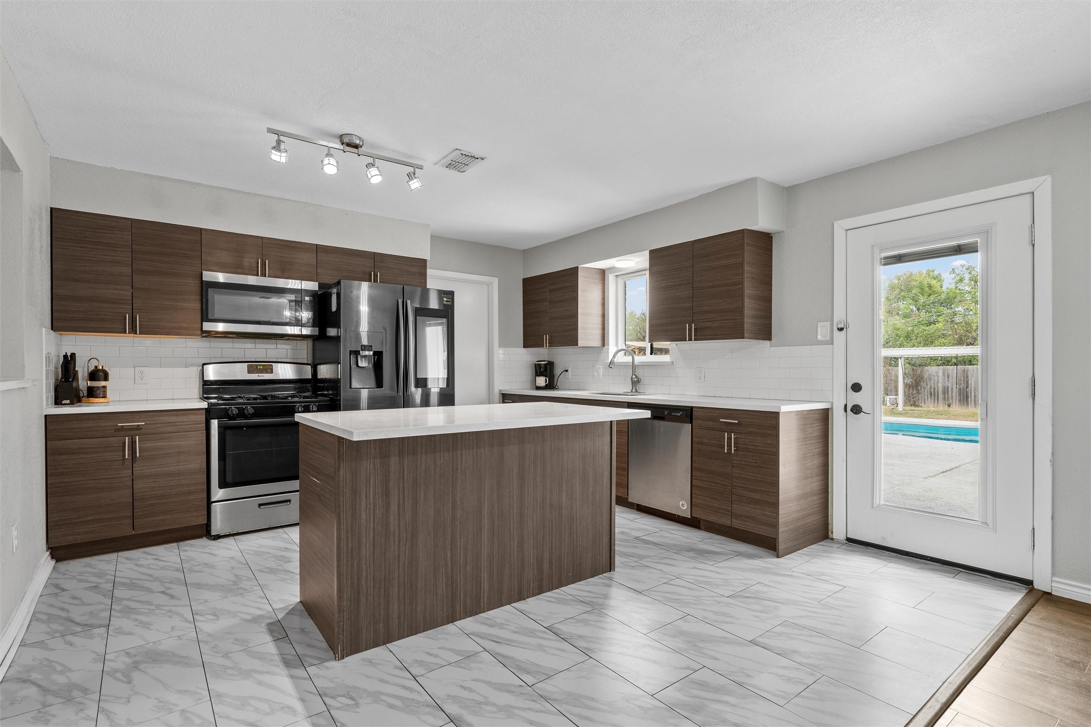 128 E Johnson Street Hewitt TX 76643