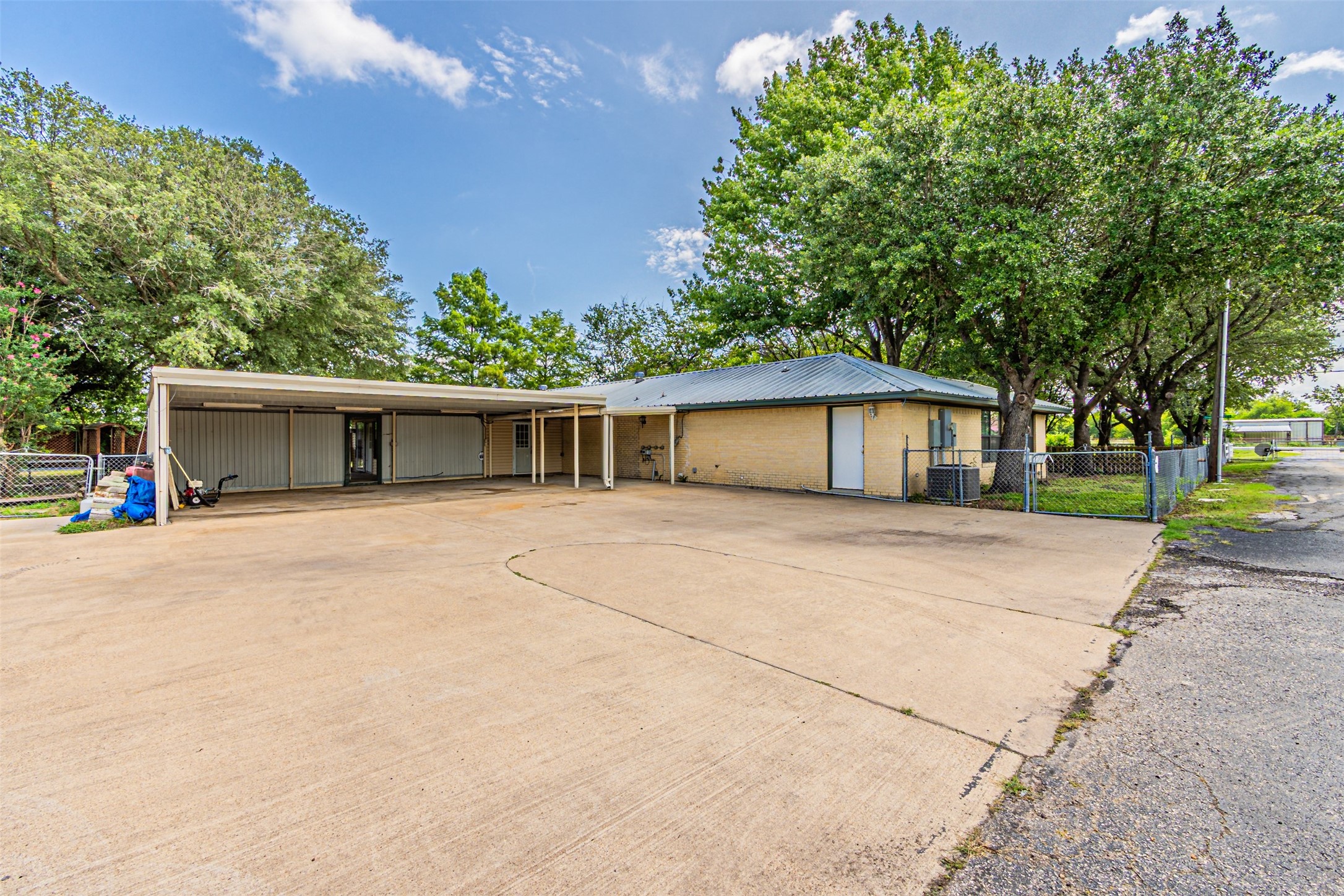 7821 N State Highway 34 Oak Ridge TX 75161
