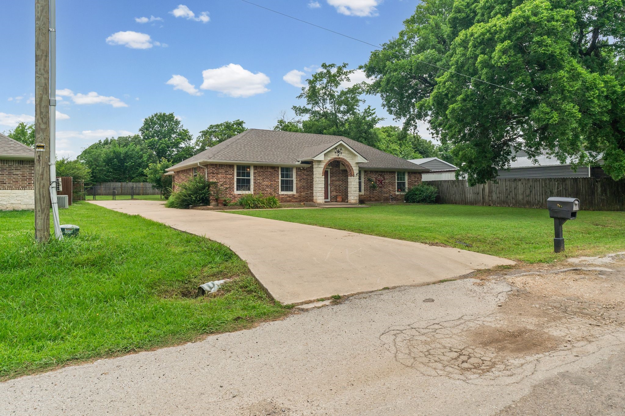 712 S Grand Street Wolfe City TX 75496