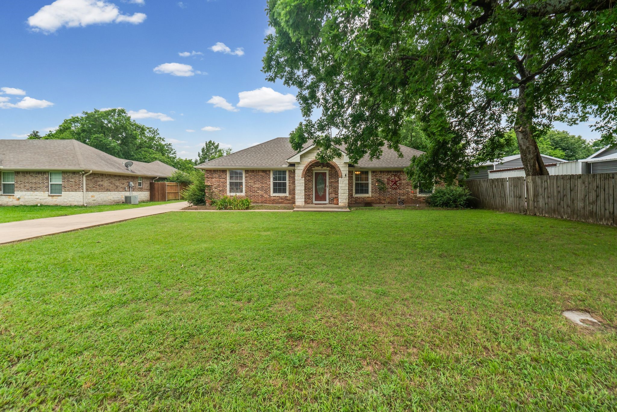 712 S Grand Street Wolfe City TX 75496