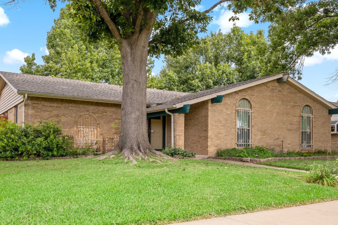 956 Meadowcove Circle Garland TX 75043