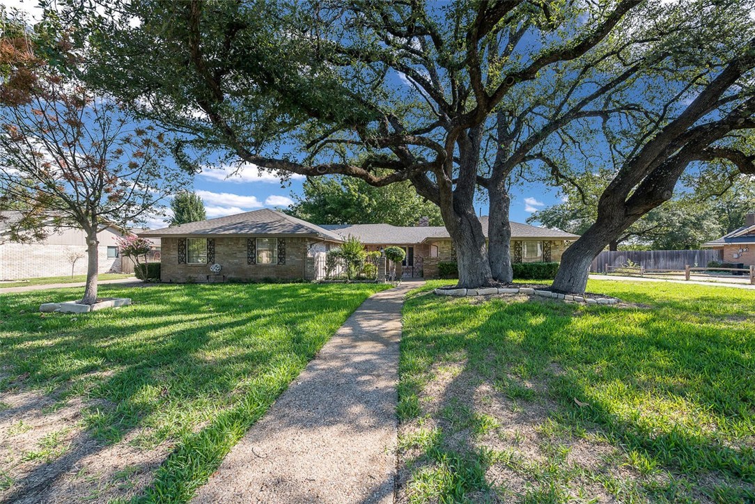 1173 Knotty Oaks Drive Woodway TX 76712