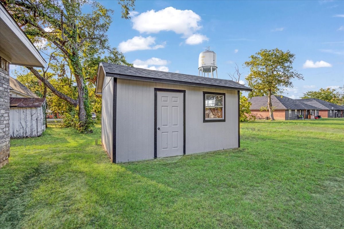 108 W College Street Leonard TX 75452