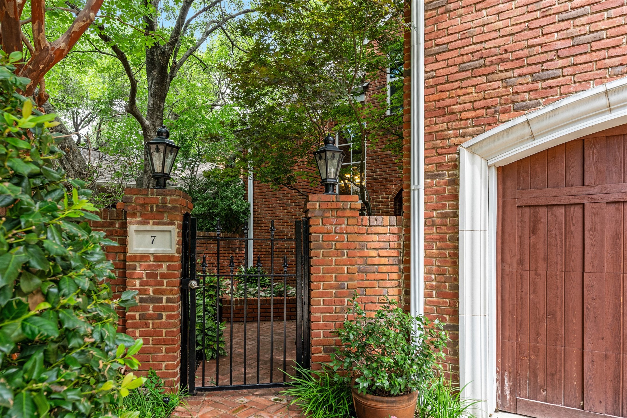 7 Queensview Court Dallas TX 75225