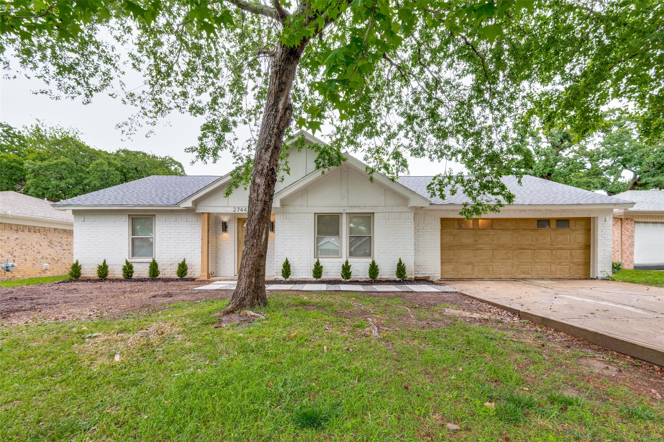 2744 Meadow Green Bedford TX 76021