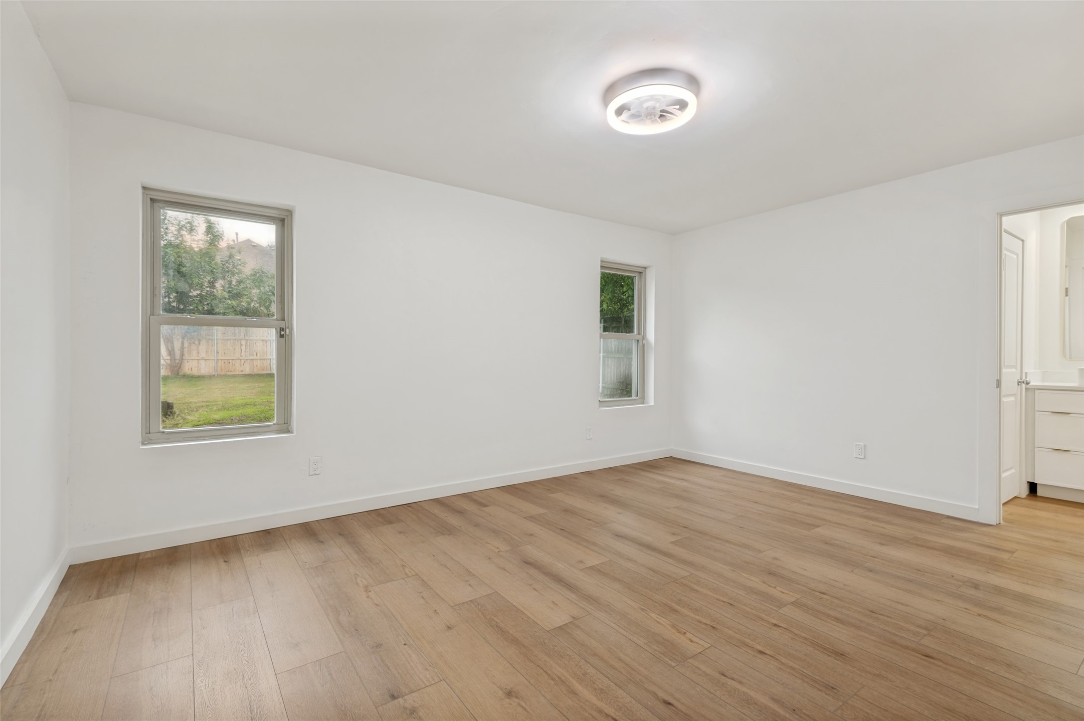 2744 Meadow Green Bedford TX 76021