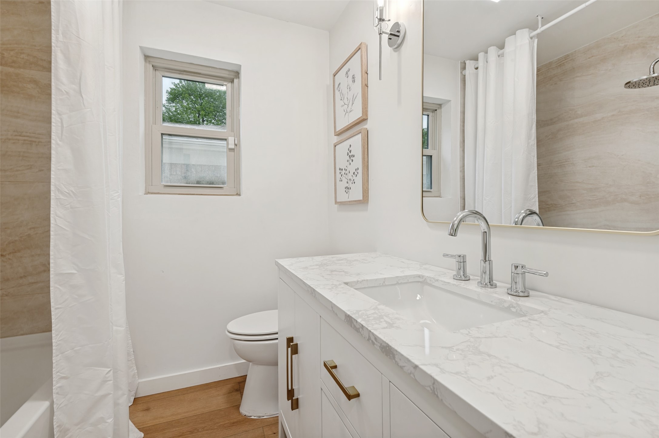 2744 Meadow Green Bedford TX 76021