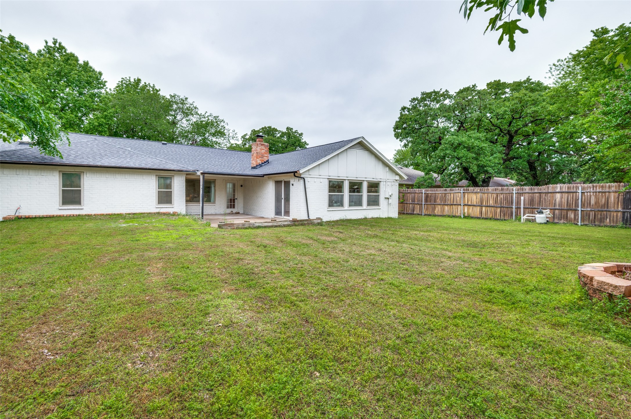 2744 Meadow Green Bedford TX 76021