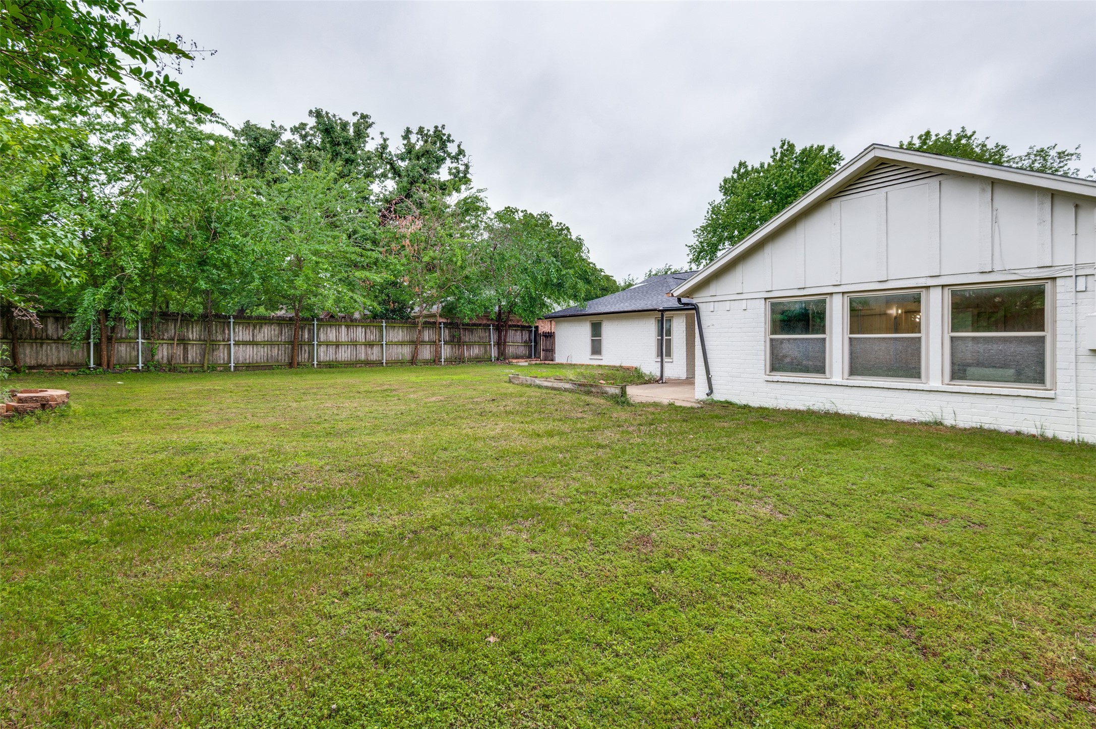 2744 Meadow Green Bedford TX 76021