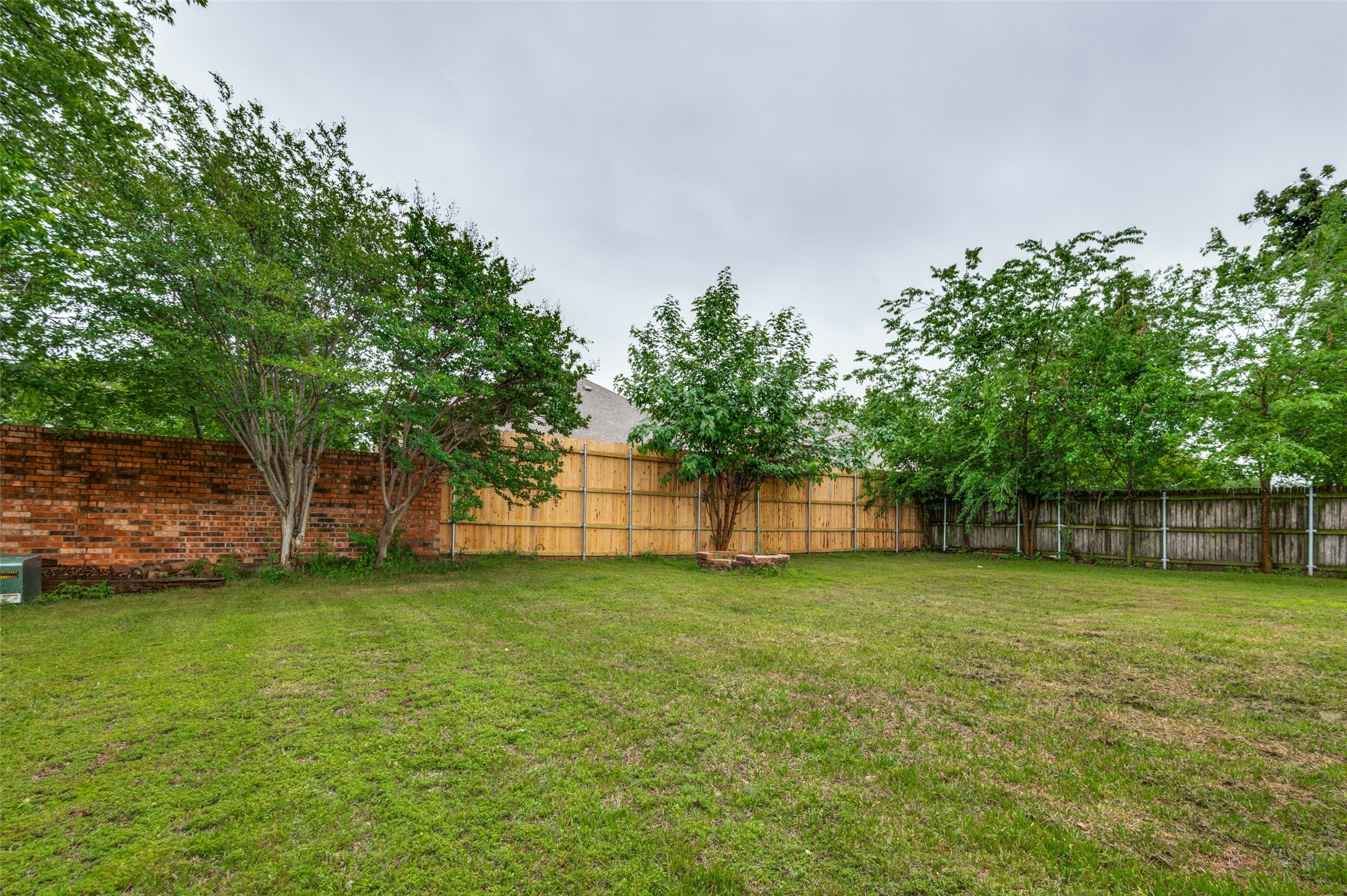 2744 Meadow Green Bedford TX 76021