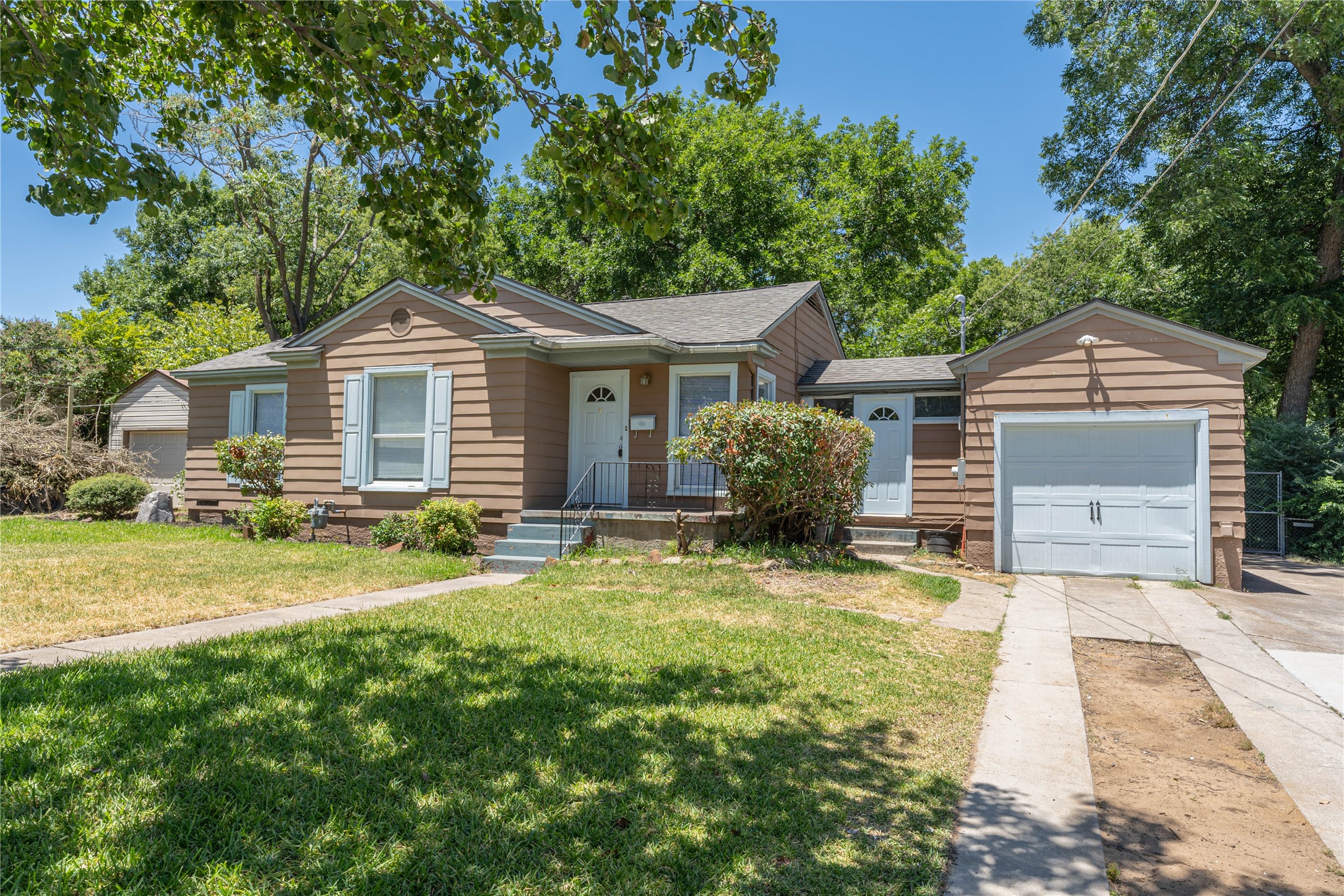 713 Hillcrest Street Denton TX 76201