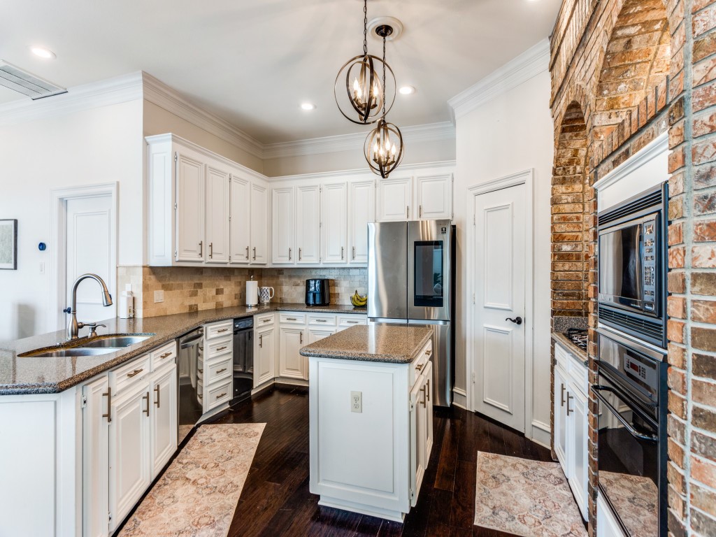 2821 Shadow Drive W Arlington TX 76006