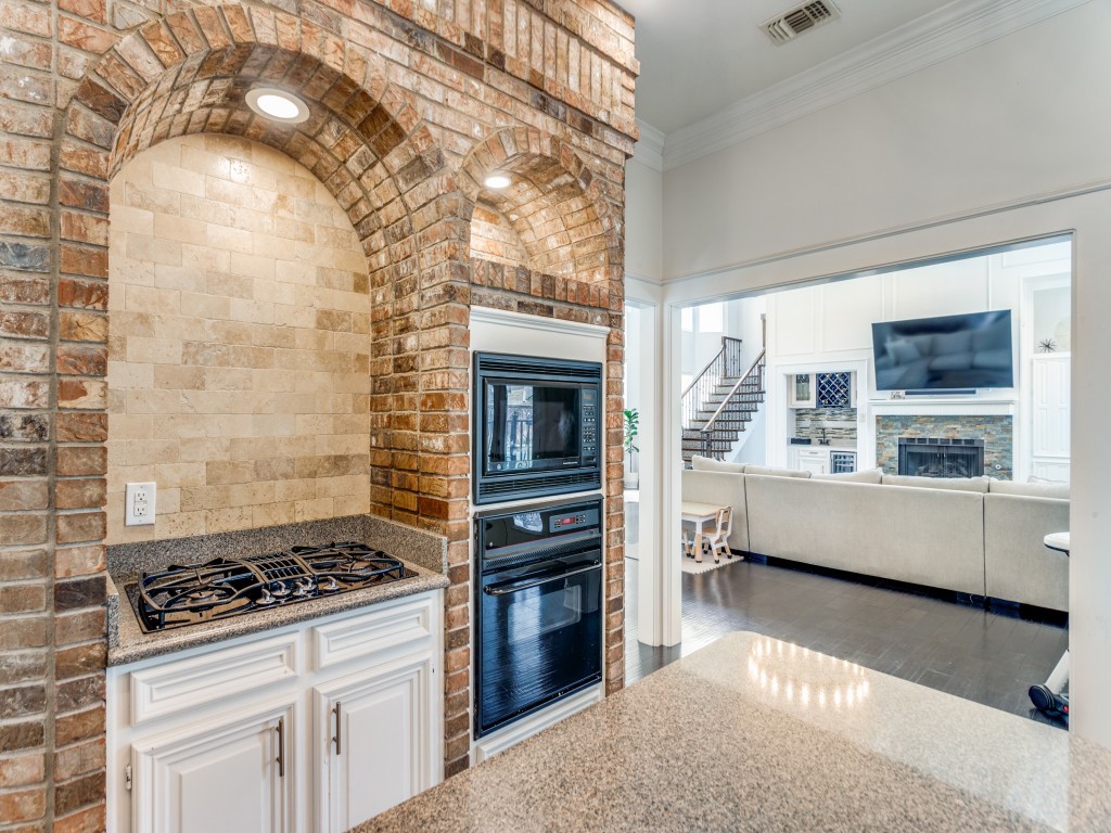 2821 Shadow Drive W Arlington TX 76006