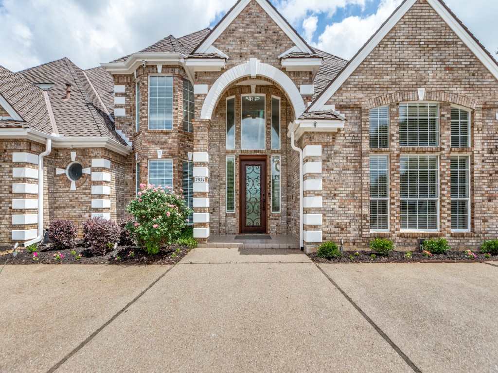 2821 Shadow Drive W Arlington TX 76006