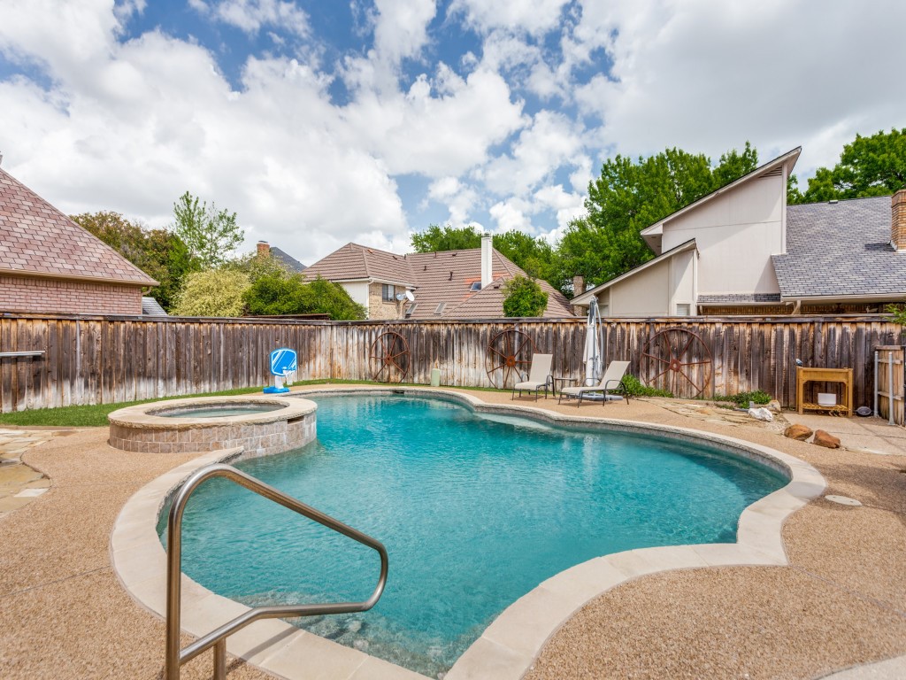 2821 Shadow Drive W Arlington TX 76006