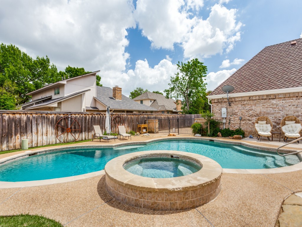 2821 Shadow Drive W Arlington TX 76006
