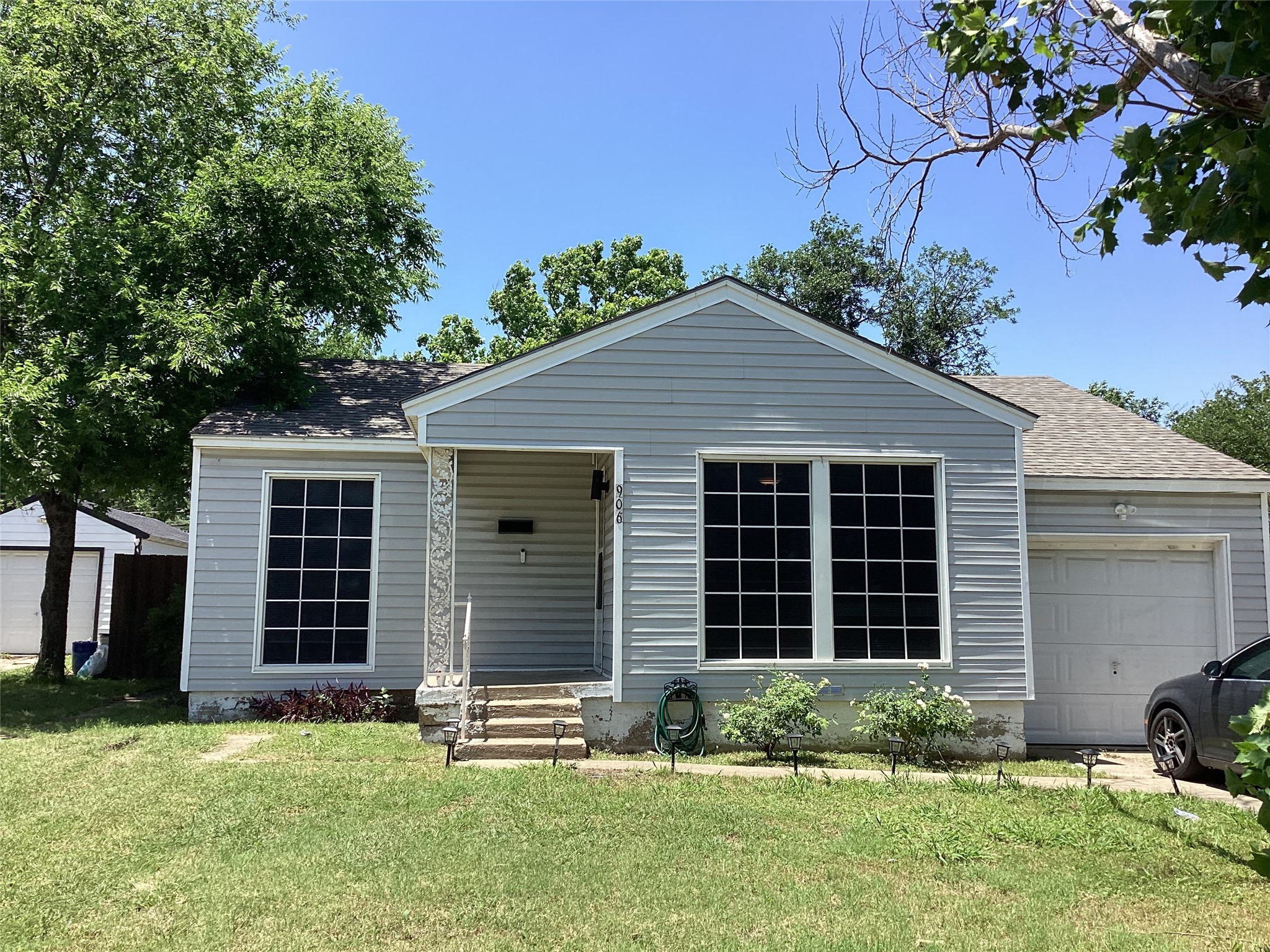 906 SW 3rd Street Grand Prairie TX 75051