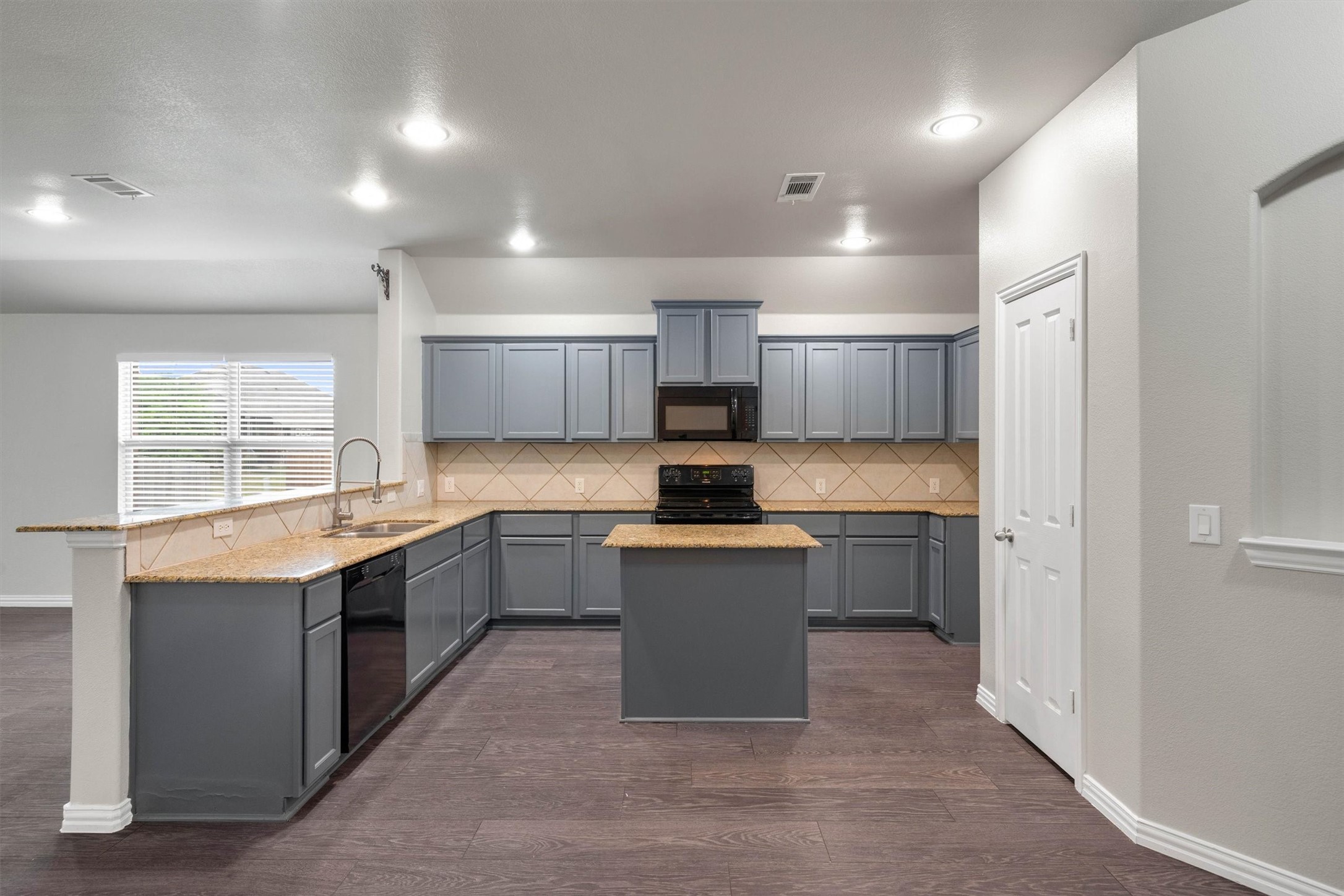 221 Bear Trail Waxahachie TX 75167