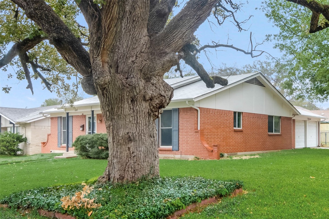 1016 Briar Oaks Drive Irving TX 75060