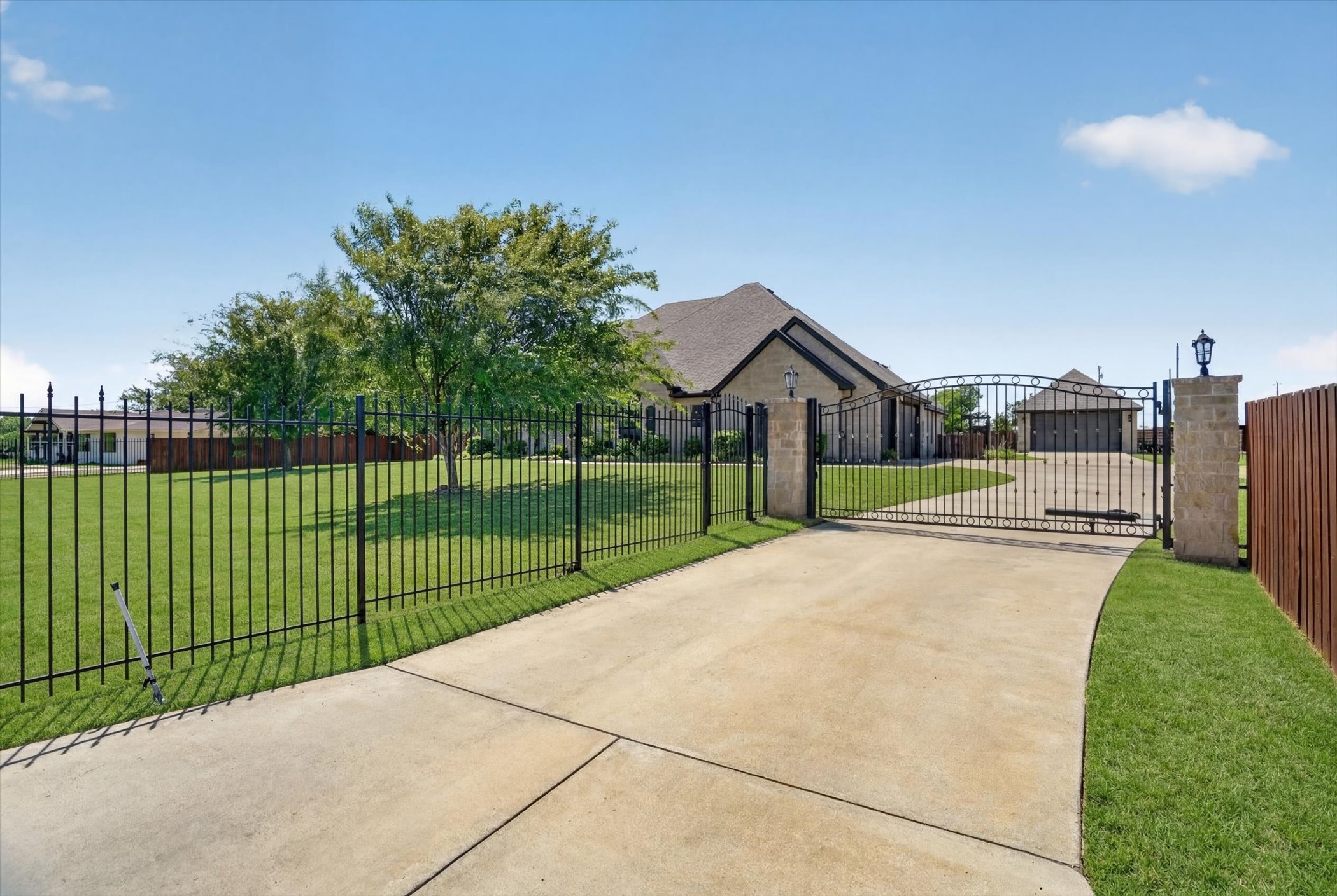 2000 Adams Lane S Azle TX 76020