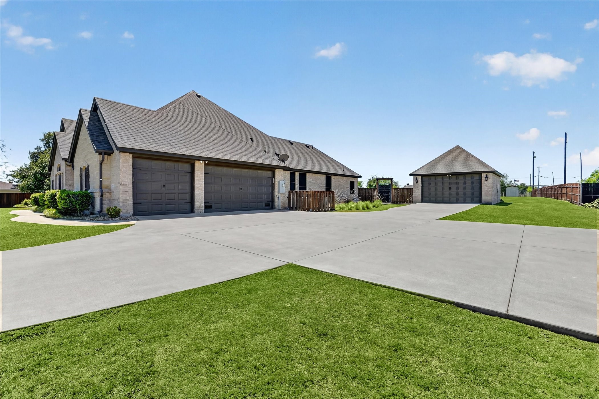 2000 Adams Lane S Azle TX 76020