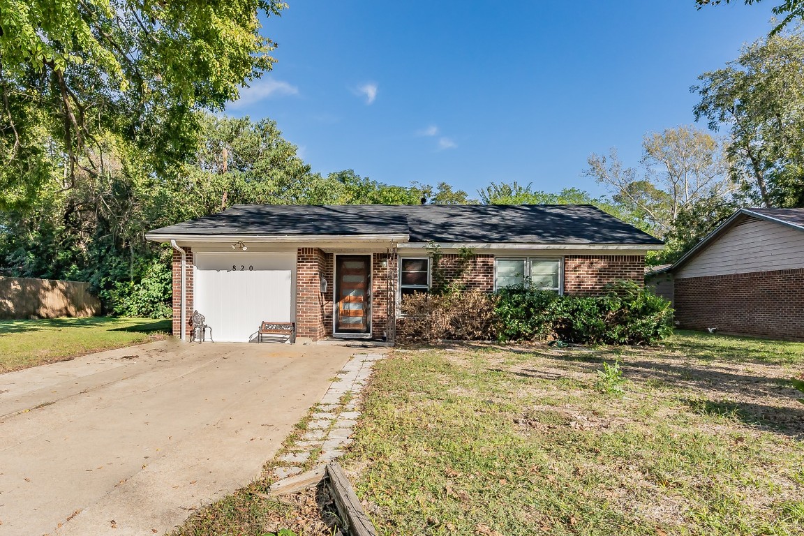 820 Lynda Drive River Oaks TX 76114