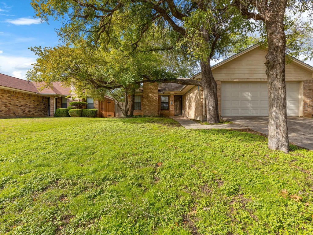 1528 Hollowbrook Court Fort Worth TX 76103