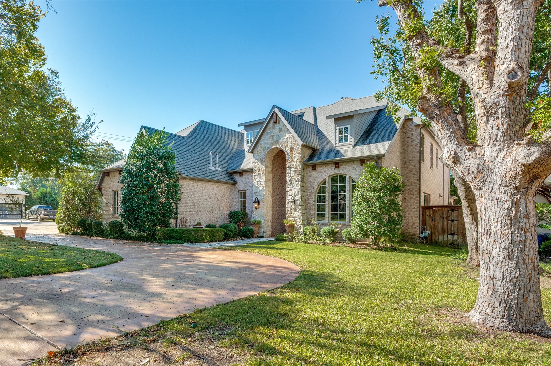 8605 Labron Avenue Dallas TX 75209