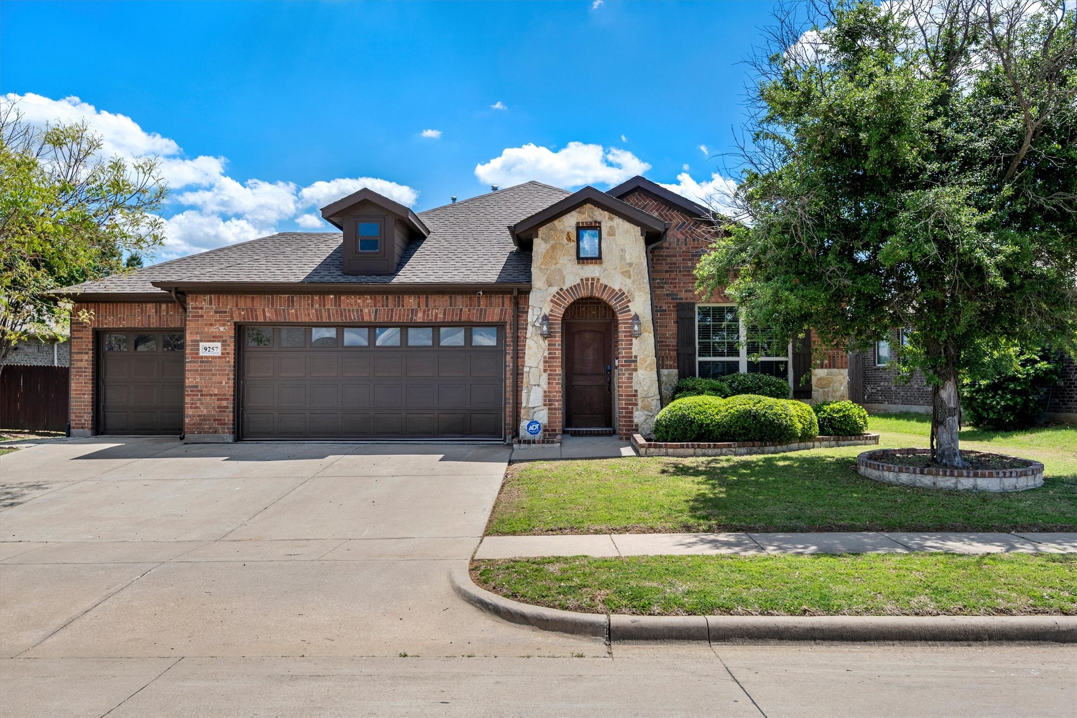9257 Water Oak Drive Arlington TX 76002