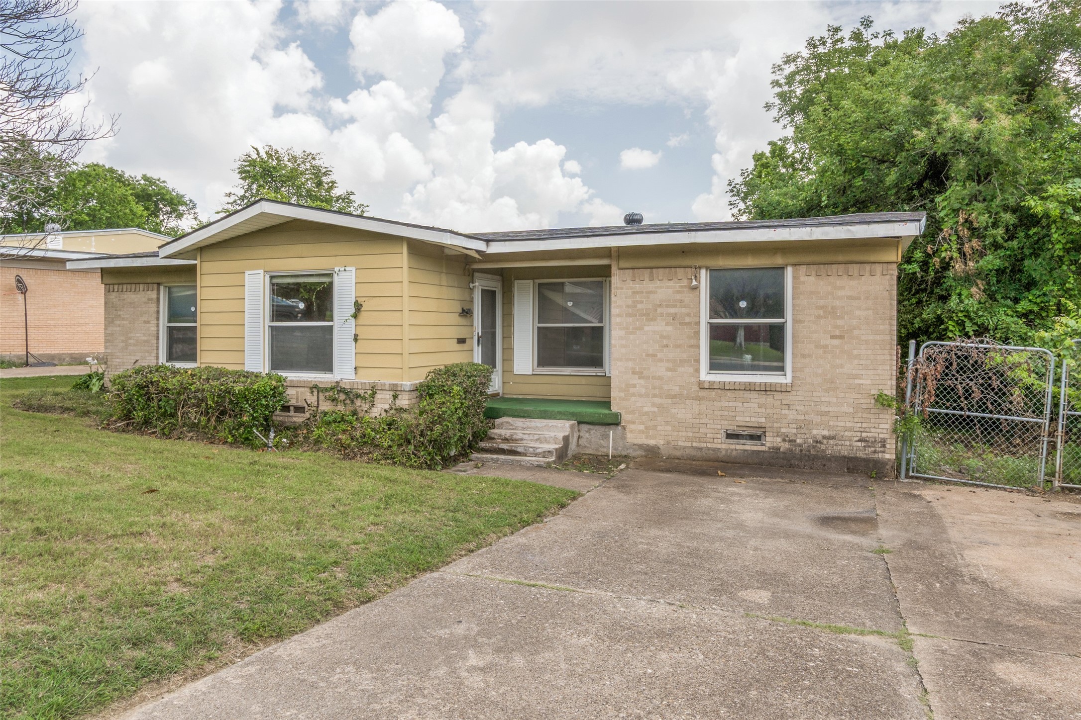 1112 E Ann Arbor Avenue Dallas TX 75216