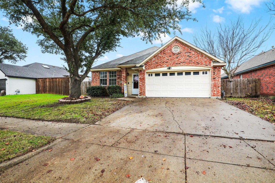 2725 Oak Hollow Drive Grand Prairie TX 75052