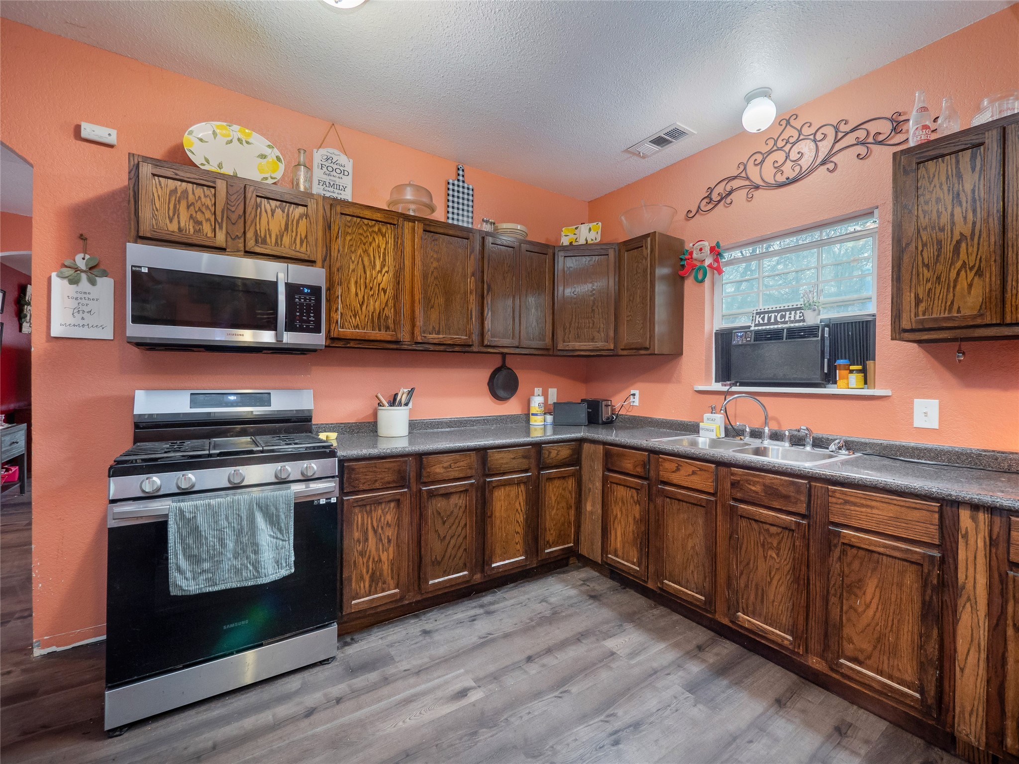 1209 New Dallas Highway Bellmead TX 76705