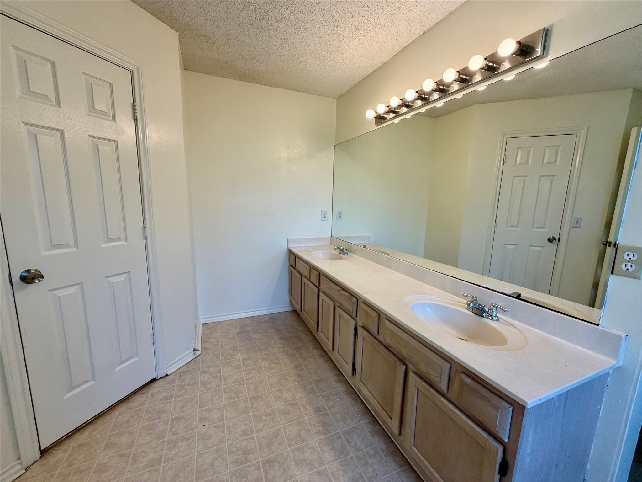 805 Hillbrooke Drive Arlington TX 76001