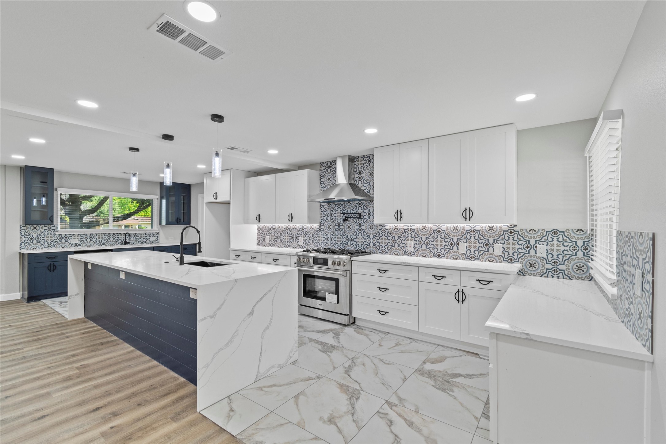 1537 W Red Bird Lane Dallas TX 75232