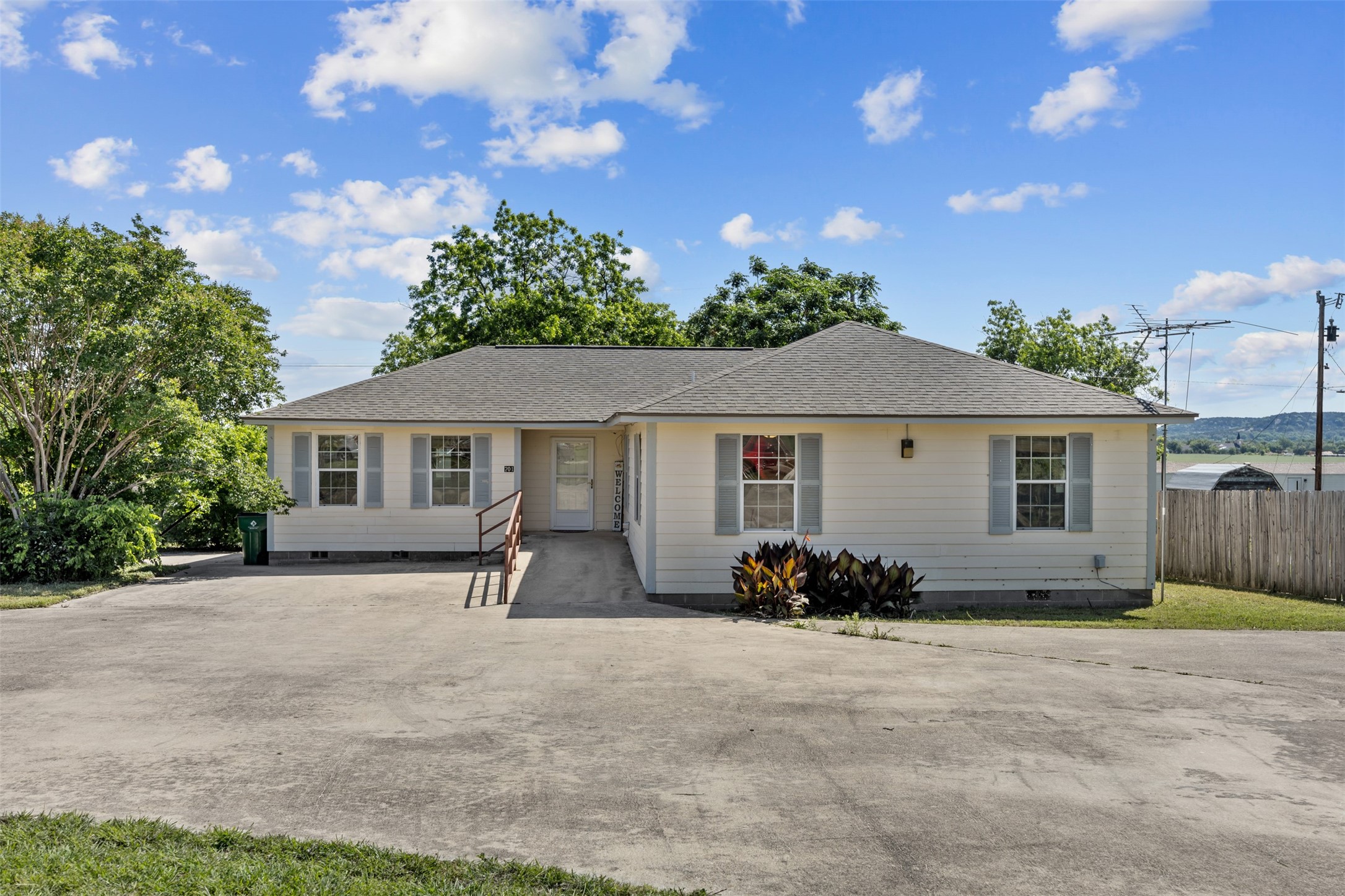 701 N 2nd Street Cranfills Gap TX 76637