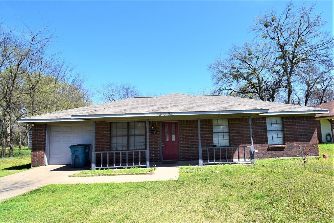 1809 S Clay Street Kaufman TX 75142