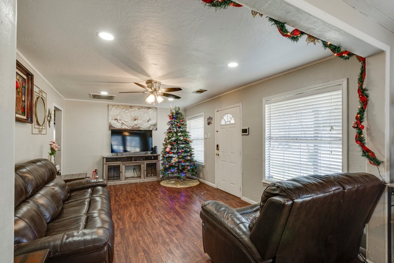 1522 Traymore Avenue Dallas TX 75217