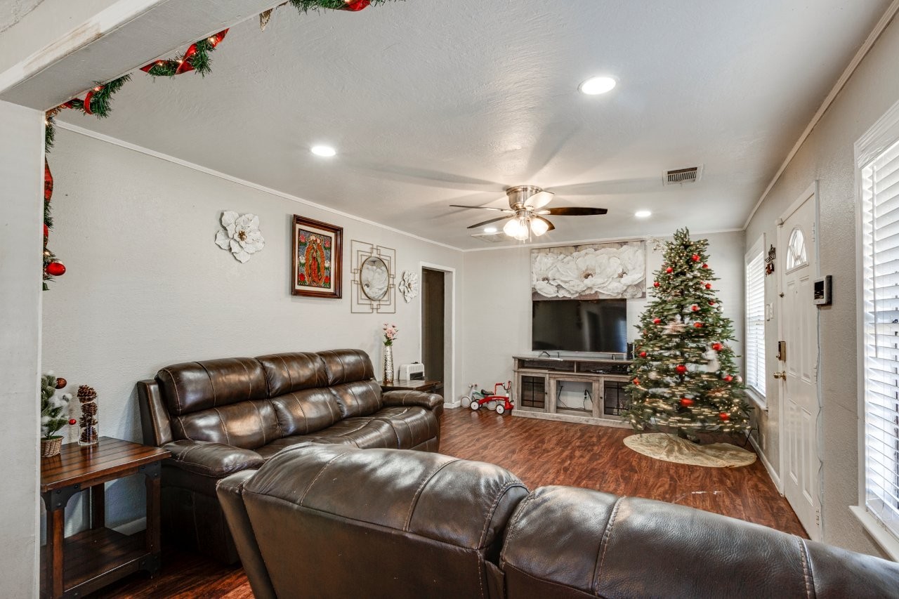 1522 Traymore Avenue Dallas TX 75217