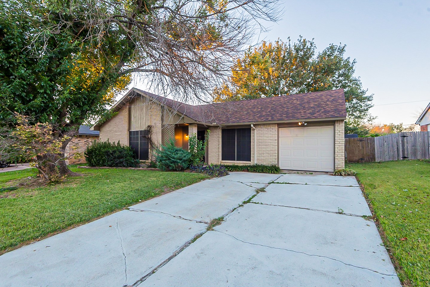 812 Netherland Drive Arlington TX 76017