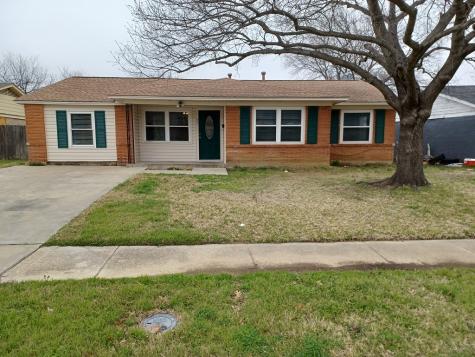 402 W Phillips Court Grand Prairie TX 75051