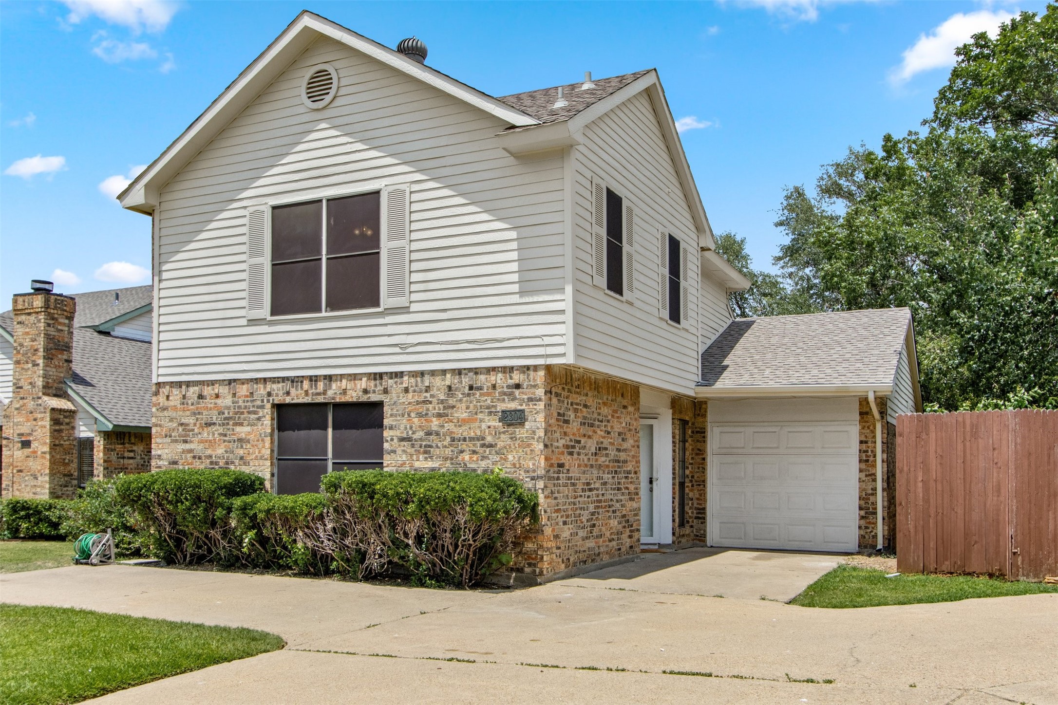 2304 Oakcrest Drive Garland TX 75044
