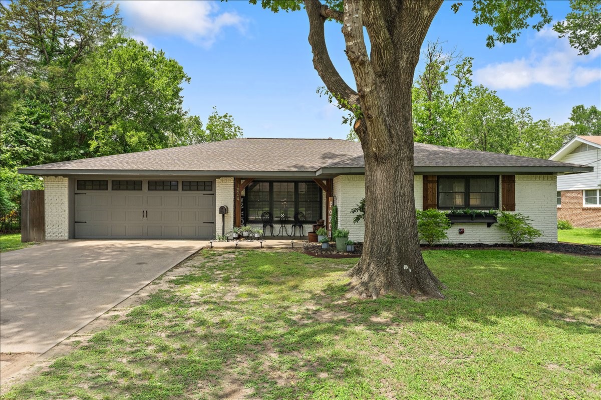 1904 W 4th Avenue Corsicana TX 75110