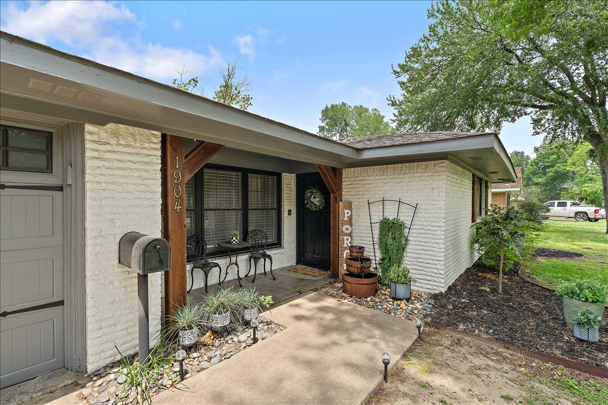 1904 W 4th Avenue Corsicana TX 75110
