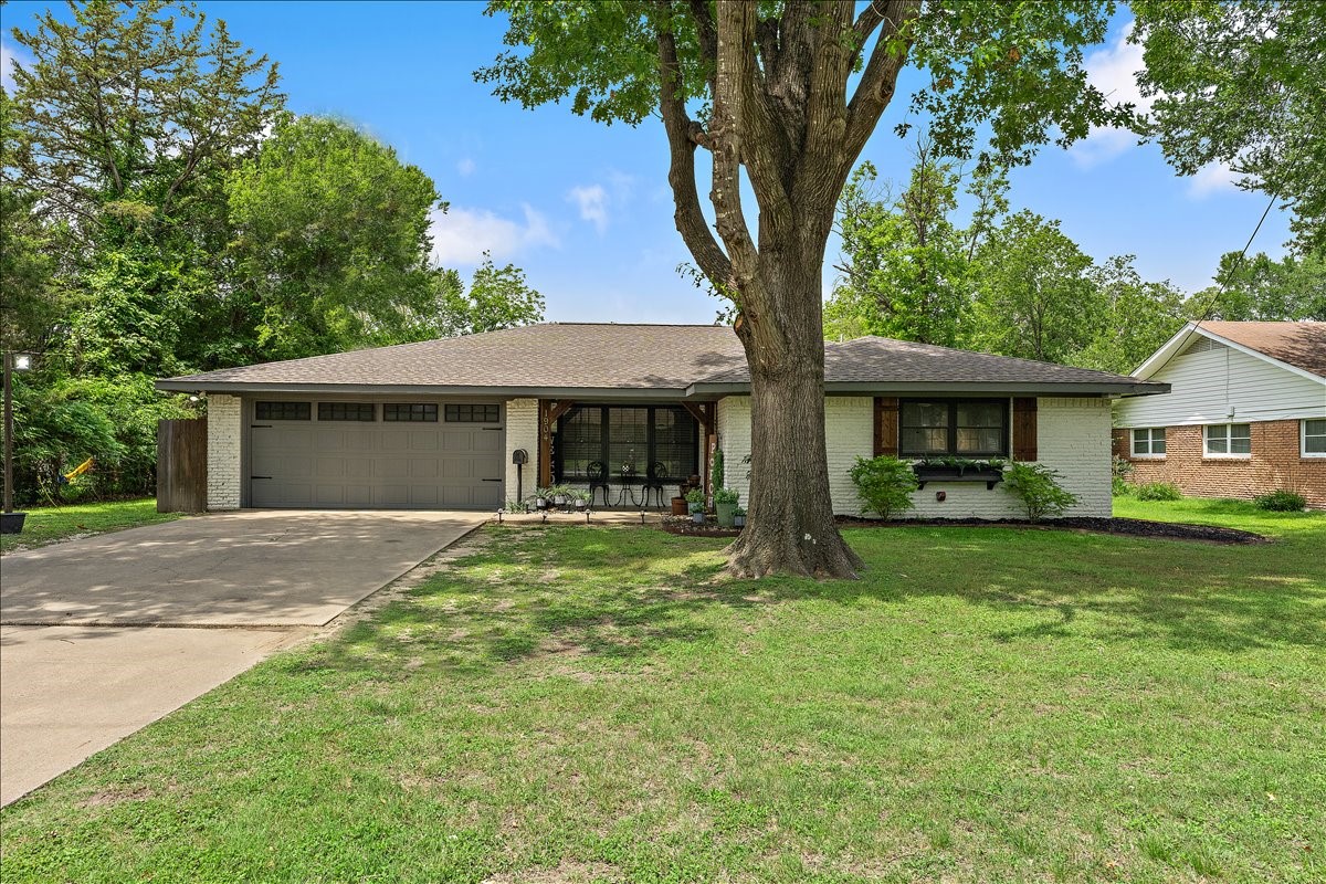 1904 W 4th Avenue Corsicana TX 75110