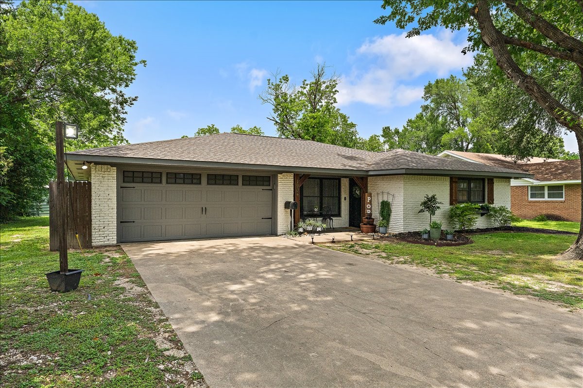 1904 W 4th Avenue Corsicana TX 75110