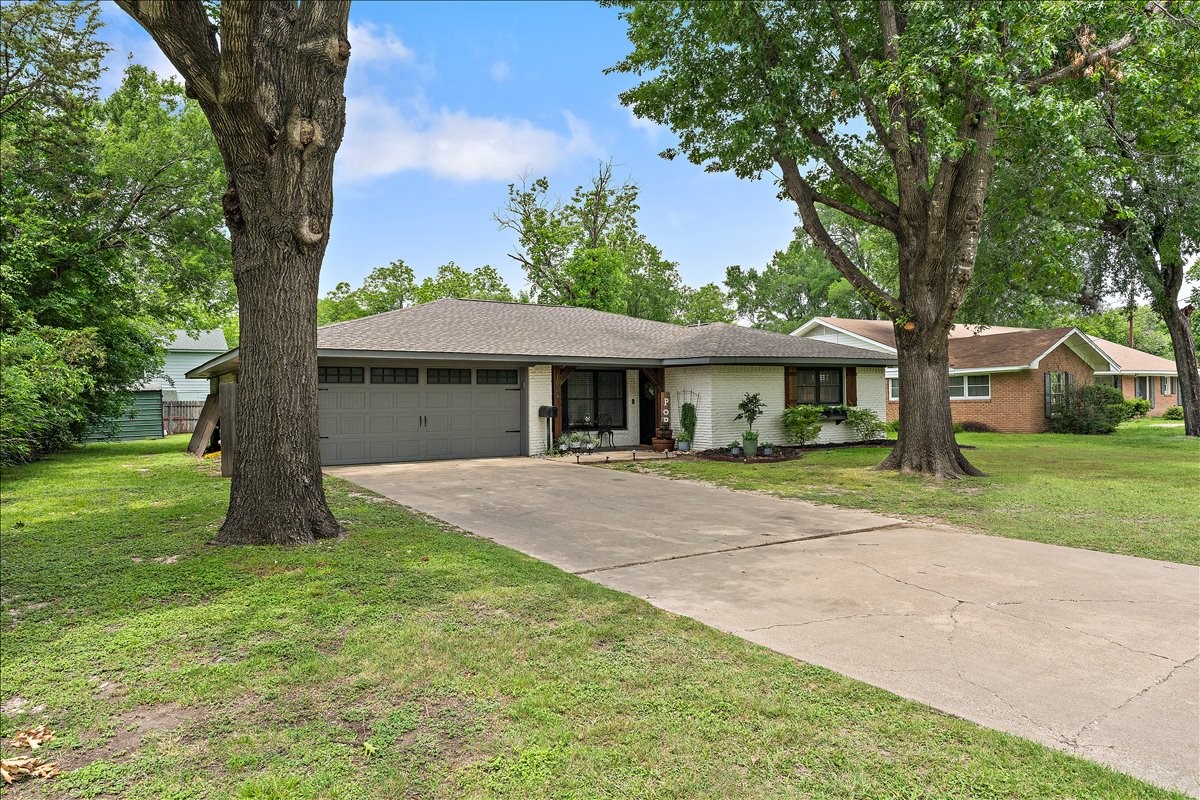 1904 W 4th Avenue Corsicana TX 75110