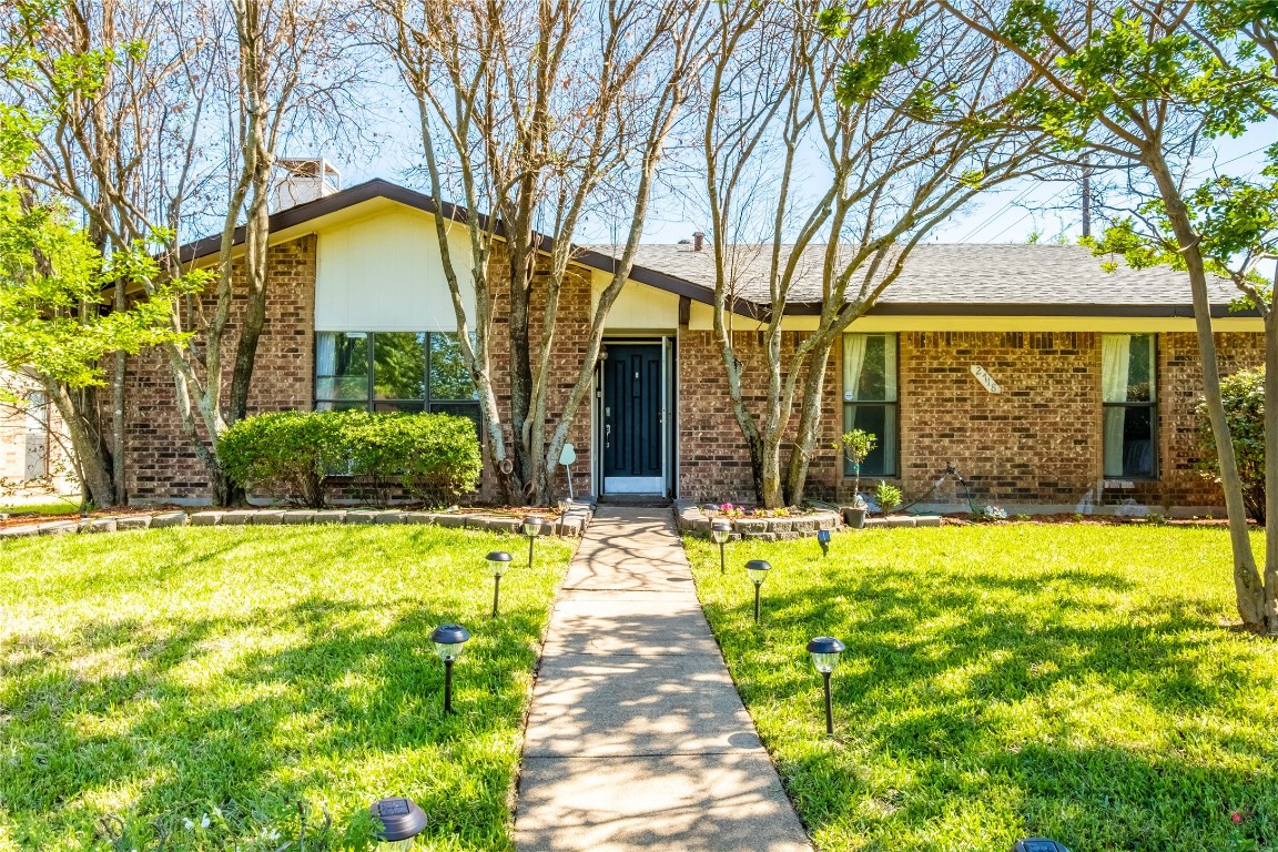 2718 Ivanridge Lane Garland TX 75044